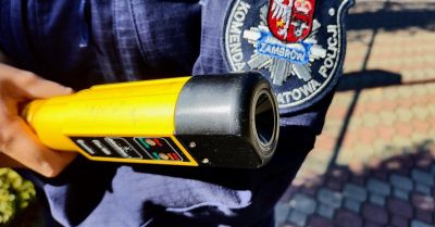 Pijany kierowca z amfetaminą uderzył w zaparkowane auto