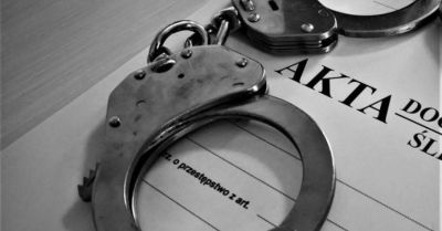 Pił piwo na trawniku. Wyleciała torba z amfetaminą